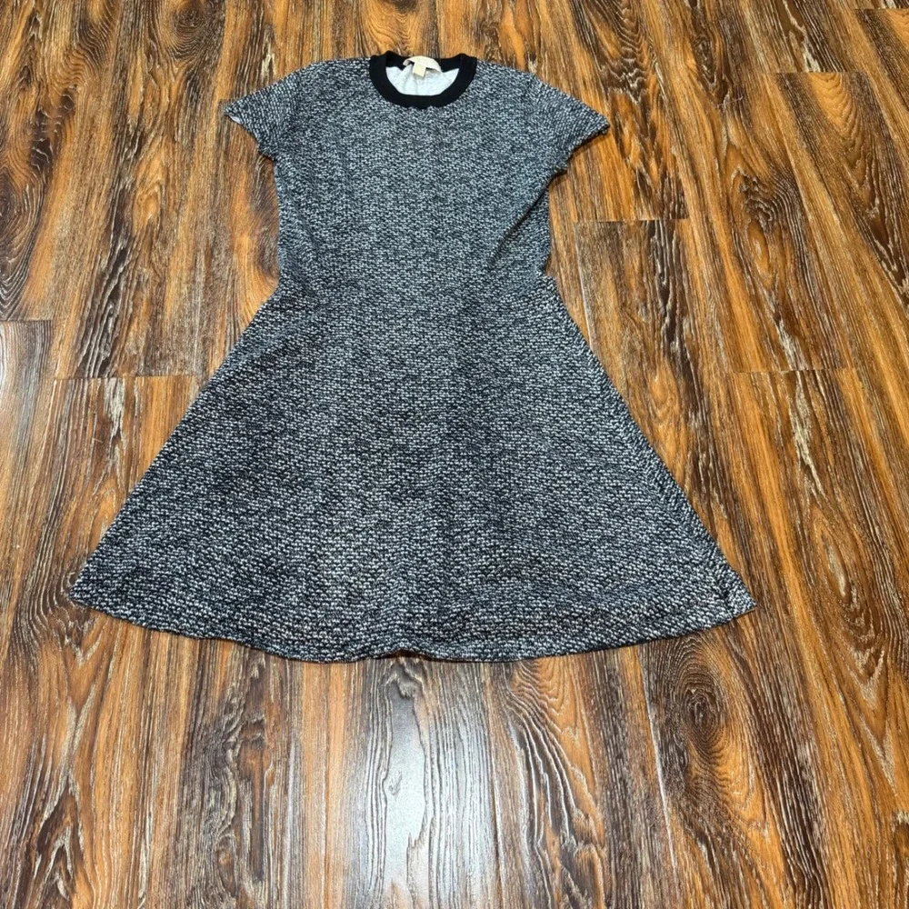 Michael Kors Size M Black White Marled Knit Fit and Flare Short Sleeve Dress